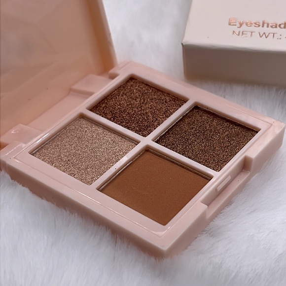 4/$25 Basic Beauty Eyeshadow Quad in Hot Cocoa Bomb - Picture 3 of 4